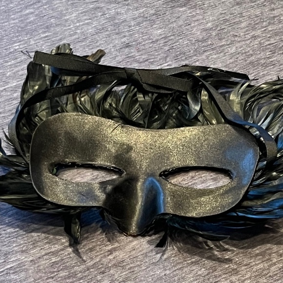 Pottery Barn Black Feather & Sequin Face Mask (NEW Condition) Mardi Gras - Picture 3 of 5